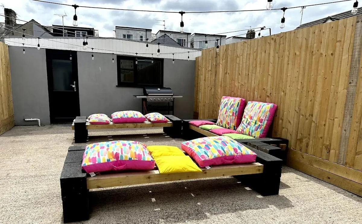 The Social Club - The Ultimate Experience - Sleeps 20 With Own Private Club Cardiff