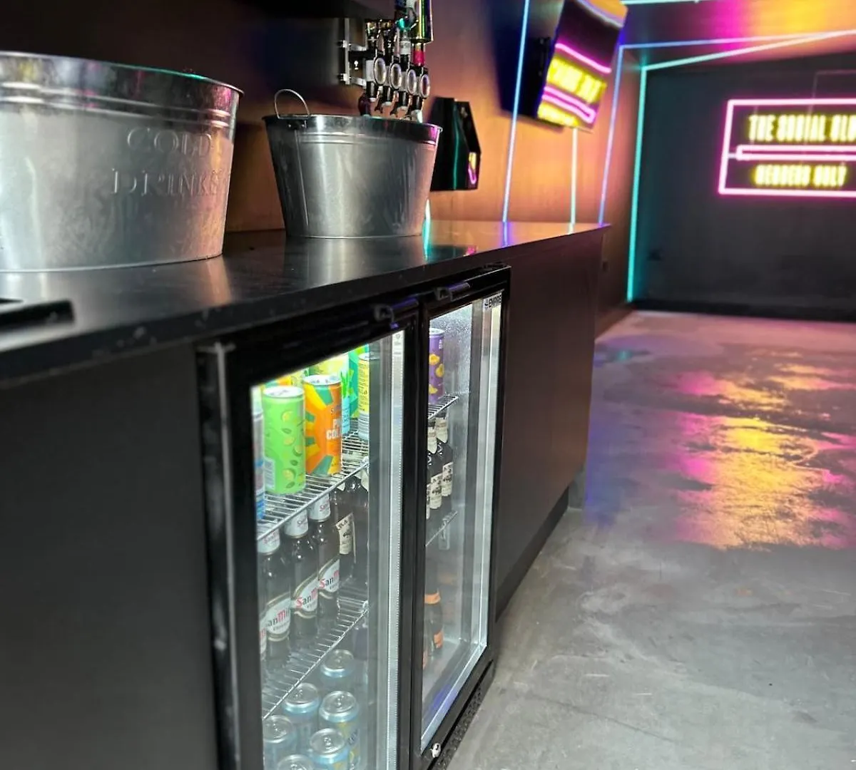 The Social Club - The Ultimate Experience - Sleeps 20 With Own Private Club 0*, Cardiff United Kingdom